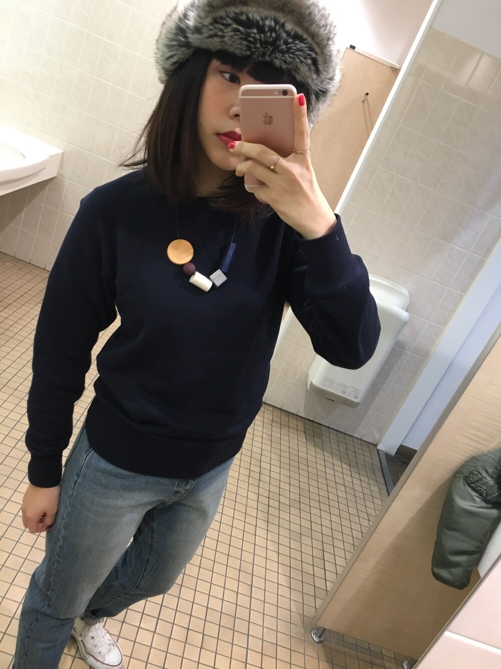 「UNIQLOのアイテム（スウェット、ブルー系）」を使った、リサさん（レディース・162cm）の冬コーディネートの1枚目の写真