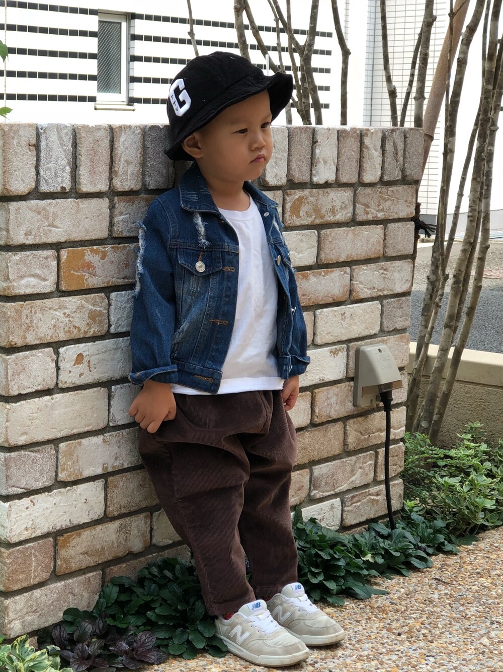 「BASEのアイテム（パンツ、ブラウン系）」を使った、Esyouさん（キッズ・90cm）の秋コーディネートの1枚目の写真