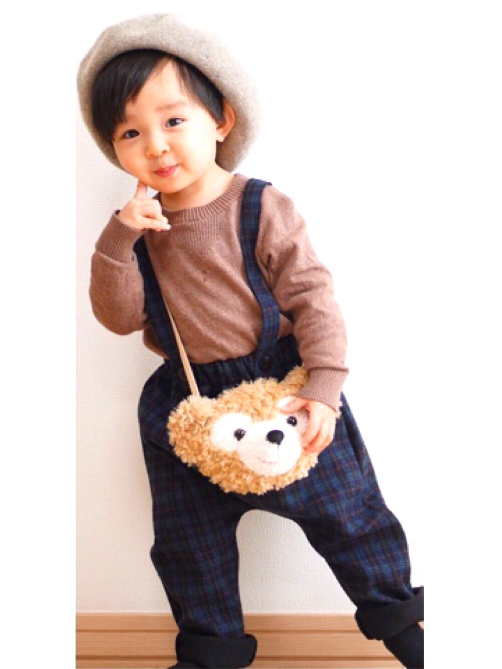 「キッズコーデ、ベレー帽、キッズファッション、1歳6ヶ月、男の子、サロペット、instagram、シンプル」｜「MARKEY'Sのアイテム（ニット/セーター、ブラウン系）」を使った、ri_622さん（キッズ・80cm）の冬コーディネートの1枚目の写真