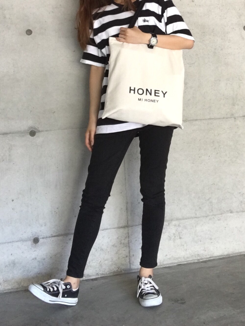 ホワイト系のトートバッグ、ブラック系のその他パンツ、ブラック系のスニーカーを着用したレディースの夏コーディネートの1枚目の写真