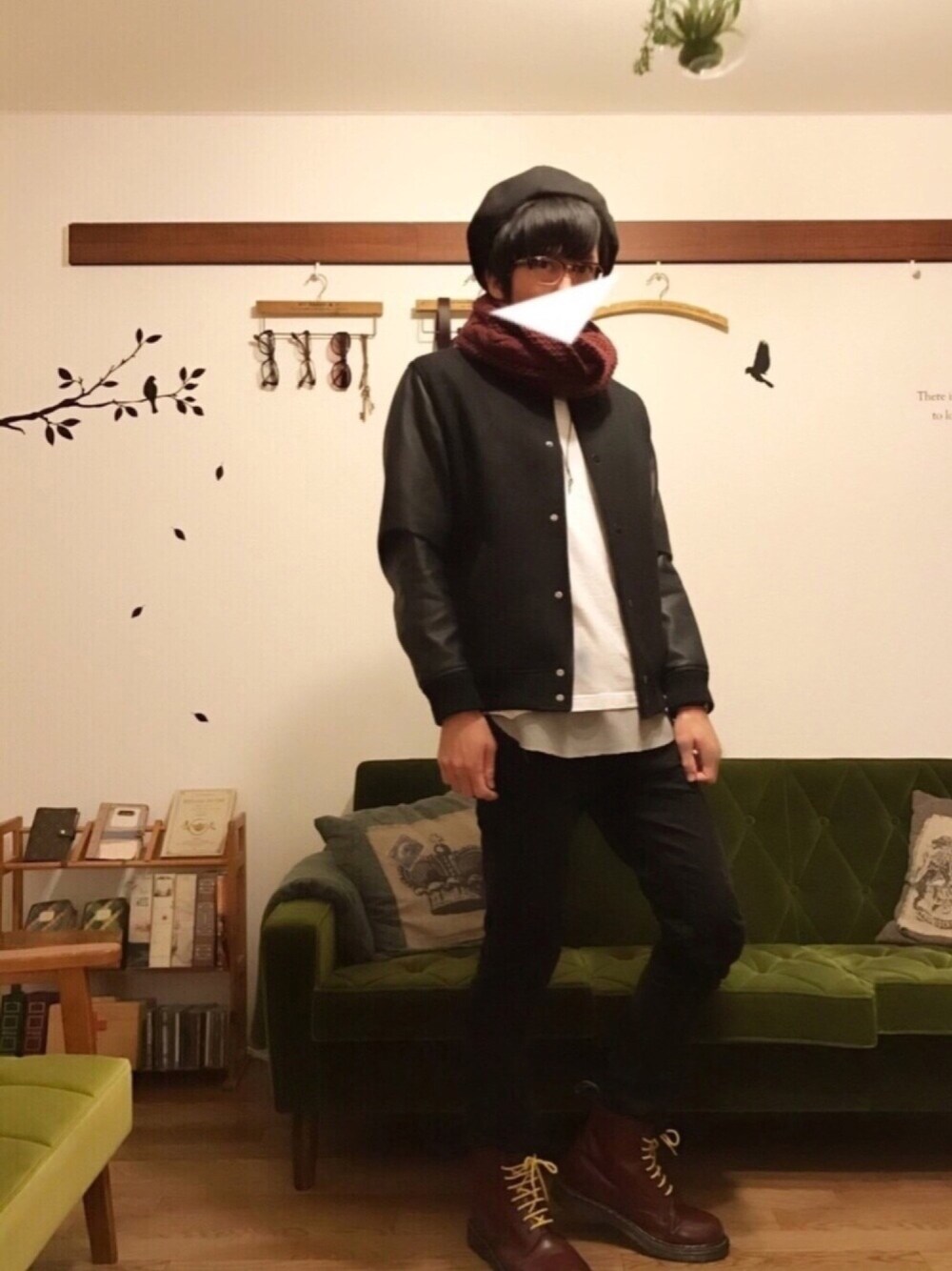 「スタジャン、ベレー帽、ベレー帽×メガネ、スヌード、マーチン、黒、休日スタイル」｜「WEGOのWEGO/メルトンスタジャン（スタジャン、ブラック系）」を使った、Fuyuさん（メンズ・175cm）の冬コーディネートの1枚目の写真