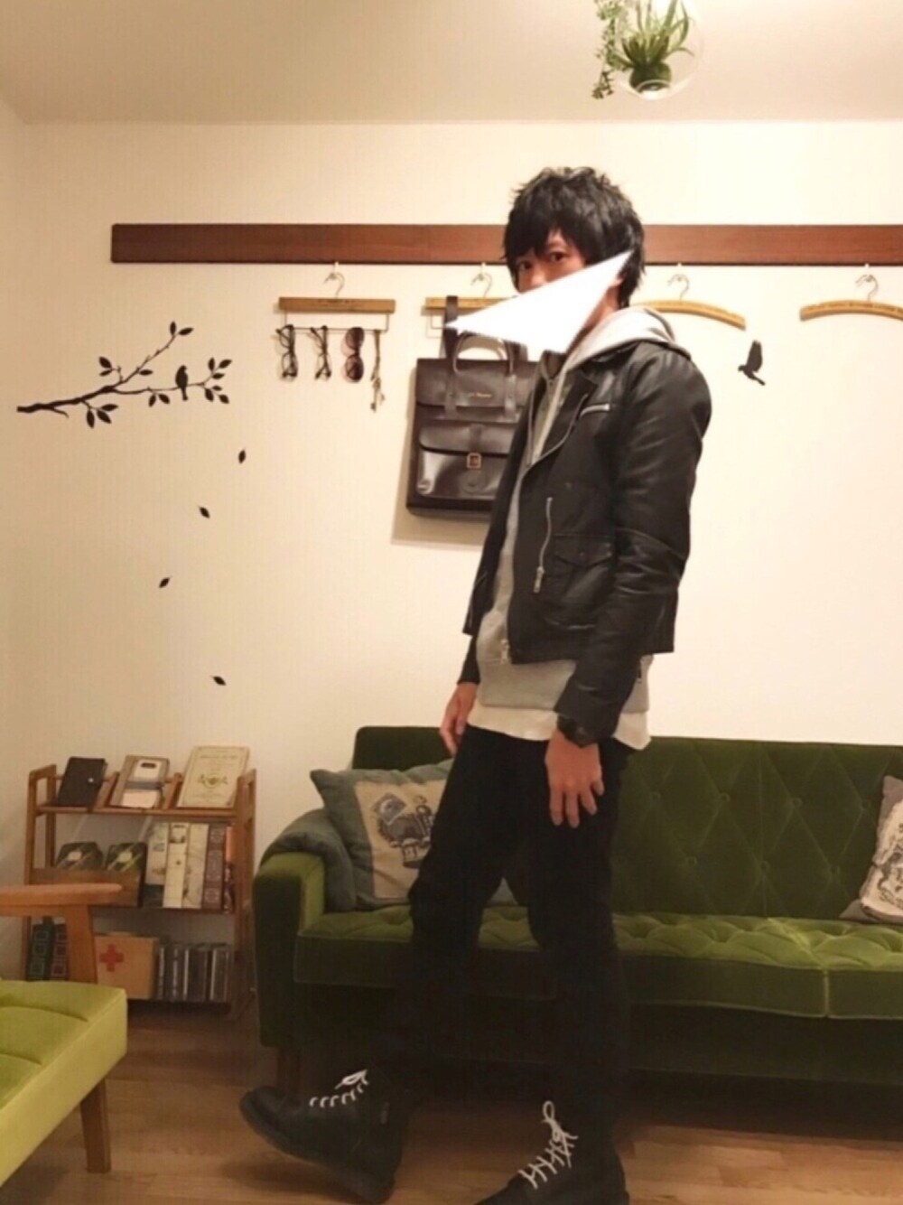 「ライダース×パーカー、ダブルライダース、ライダース、グレーのパーカー、レイヤードスタイル、黒スキニー、モノトーン」｜「April77のアイテム（ライダースジャケット、ブラック系）」を使った、Fuyuさん（メンズ・175cm）の冬コーディネートの1枚目の写真