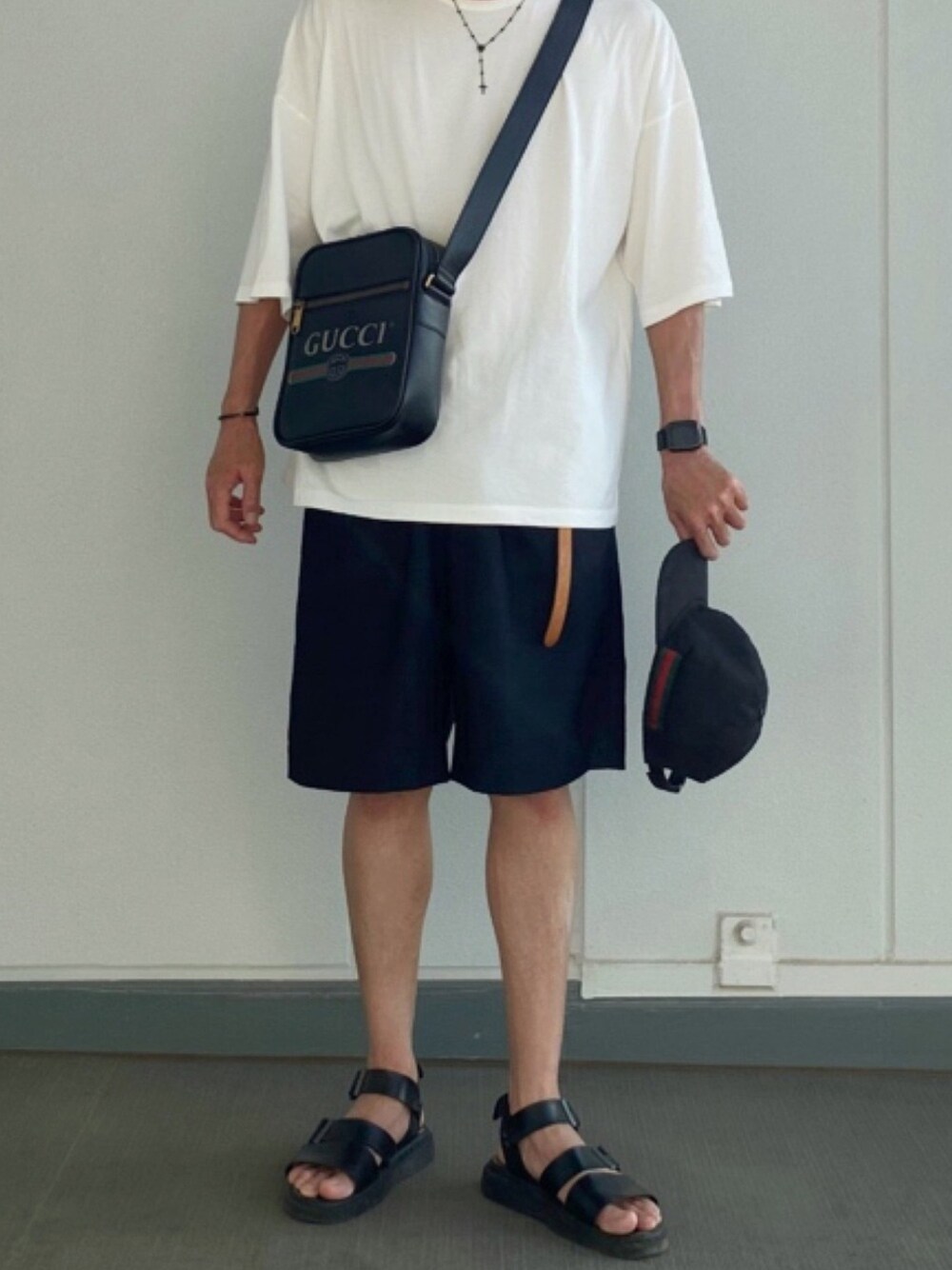 「GUCCI、白Tシャツ、ハーフパンツ、キャップ」｜「ADAM ET ROPE'のアイテム（Tシャツ/カットソー、ホワイト系）」を使った、Fuyuさん（メンズ・177cm）の秋コーディネートの1枚目の写真