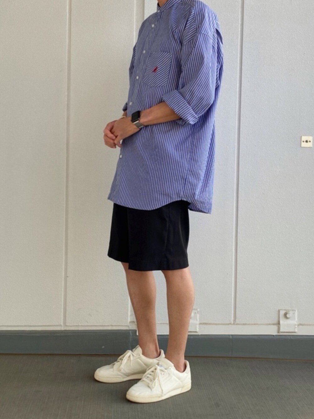 「ハーフパンツ、ストライプ」｜「KANGOLのアイテム（シャツ/ブラウス、ブルー系）」を使った、Fuyuさん（メンズ・177cm）の秋コーディネートの1枚目の写真