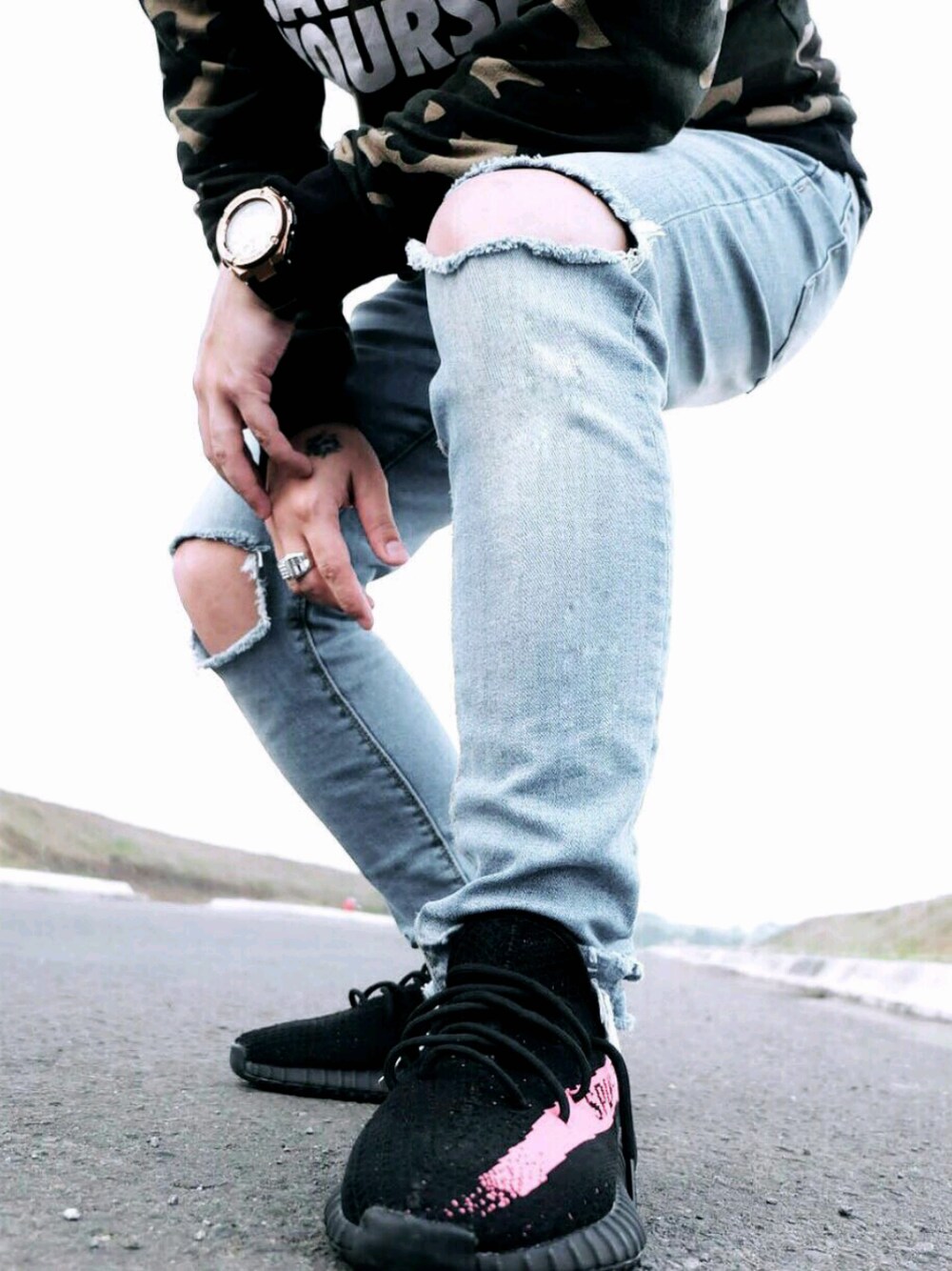 「ootd、outfit、sneakers、streetstyle」｜「Yeezyのアイテム（その他シューズ、ブラック系）」を使った、Albertus Santosoさん（メンズ・175cm）の夏コーディネートの1枚目の写真