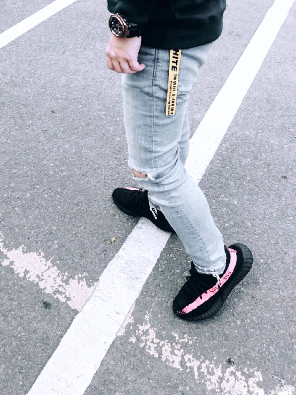 「ootd、outfit、streetstyle、streetfashion、streetfashionphotographer、stripe、casual、summer」｜「off whiteのアイテム（ベルト、ゴールド系）」を使った、Albertus Santosoさん（メンズ・167cm）の夏コーディネートの1枚目の写真
