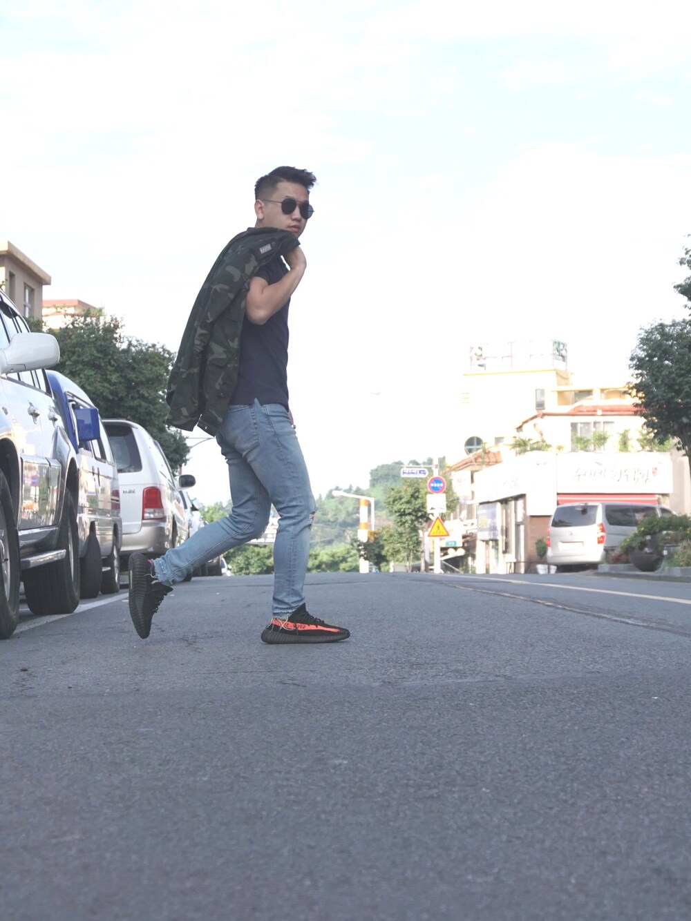 「summer、boy、sporty、rippedjeans、cutoffs、holiday、travel、ootd、outfit」｜「adidasのアイテム（スニーカー、ブラック系）」を使った、Albertus Santosoさん（メンズ・167cm）の秋コーディネートの1枚目の写真
