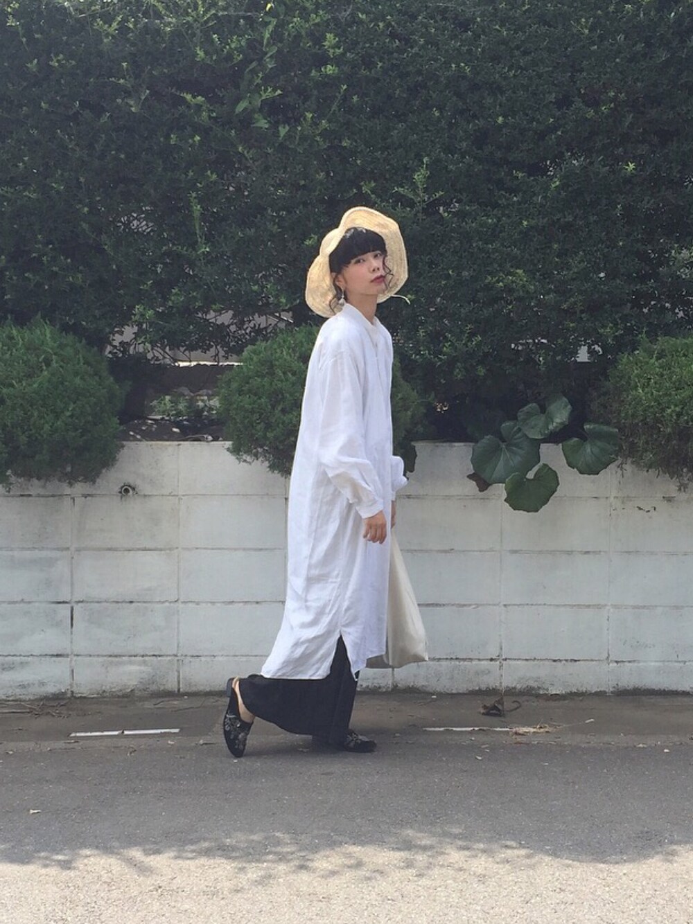 「vintage、marte、CA4LA、F-TROUPE、ストローハット、モノトーン、モノトーンコーデ、ヴィンテージ」｜「VINTAGEのアイテム（シャツワンピース、ホワイト系）」を使った、MAOさん（レディース・164cm）の夏コーディネートの1枚目の写真