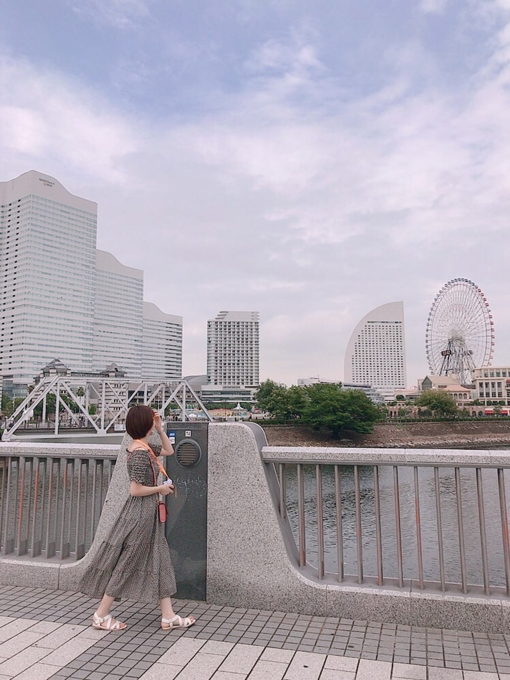 「横浜、みなとみらい、オフショルワンピ」｜「ORiental TRafficのアイテム（サンダル、ホワイト系）」を使った、Momo さん（レディース・158cm）の夏コーディネートの1枚目の写真