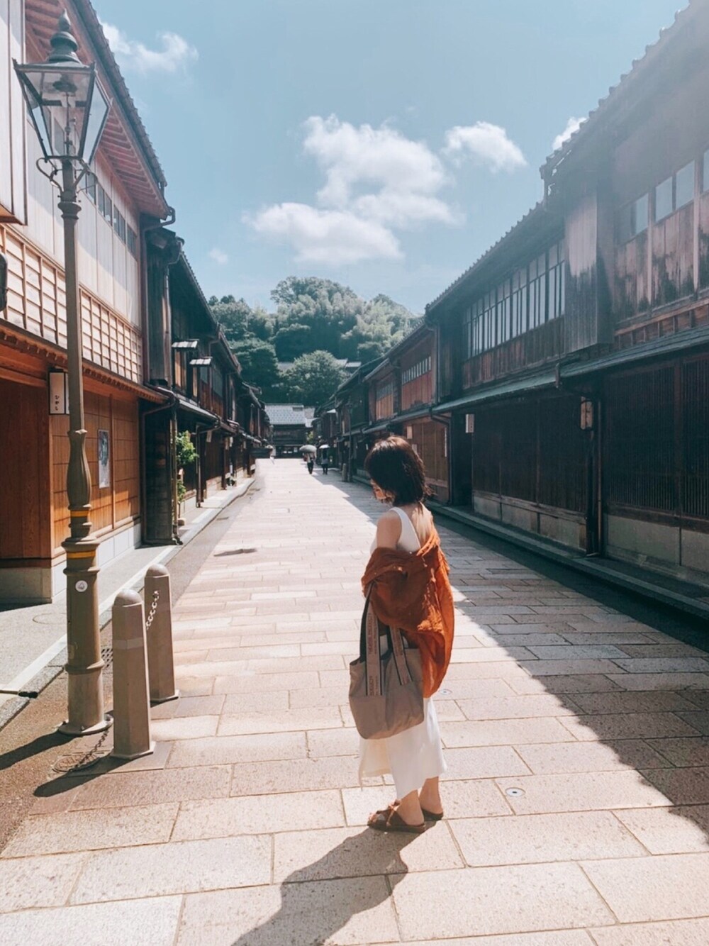 「白ワンピース、透けシャツ、シアーシャツ、ブラウンコーデ、夏、きれいめカジュアル」｜「SENSE OF PLACE by URBAN RESEARCHのアイテム（シャツ/ブラウス、ブラウン系）」を使った、Momo さん（レディース・157cm）の夏コーディネートの1枚目の写真