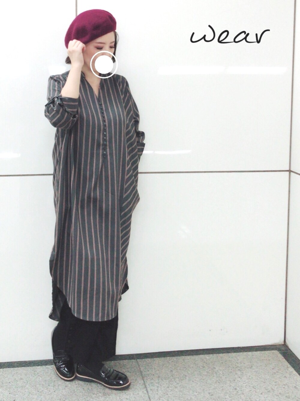 ブラック系のワンピース/ドレス、ブラック系のその他パンツ、ブラック系のモカシン/デッキシューズを着用したレディースの秋コーディネートの1枚目の写真