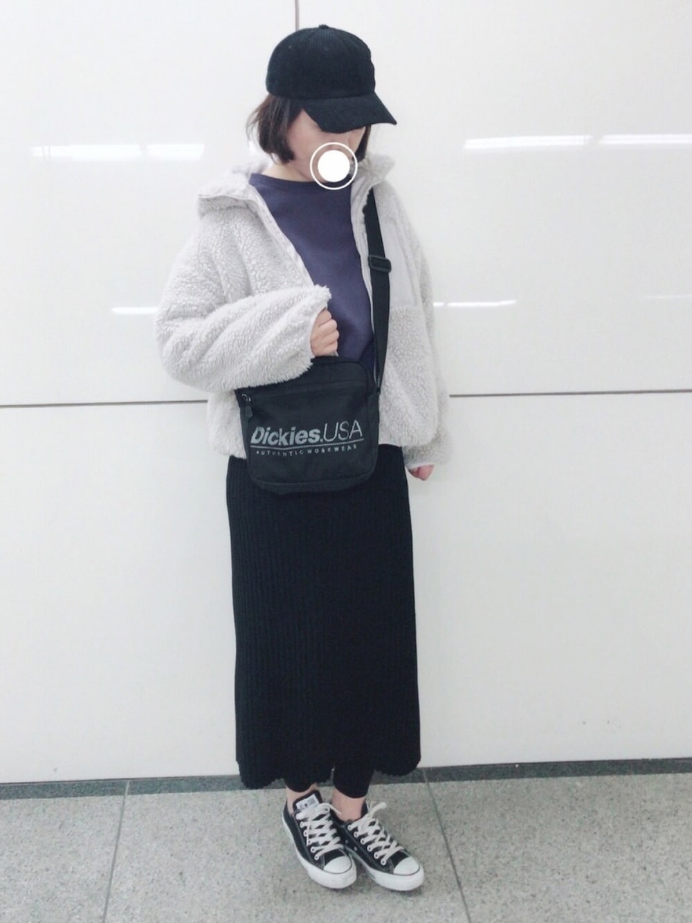 ベージュ系のブルゾン、ブラック系のスカート、パープル系のスウェットを着用したレディースの冬コーディネートの1枚目の写真
