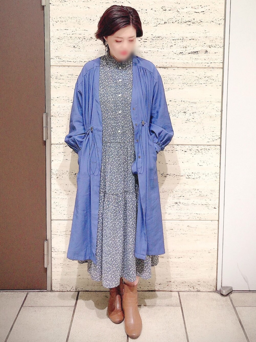 ブルー系のワンピース、ブルー系のその他アウター、ブラウン系のブーツを着用したレディースの春コーディネートの1枚目の写真