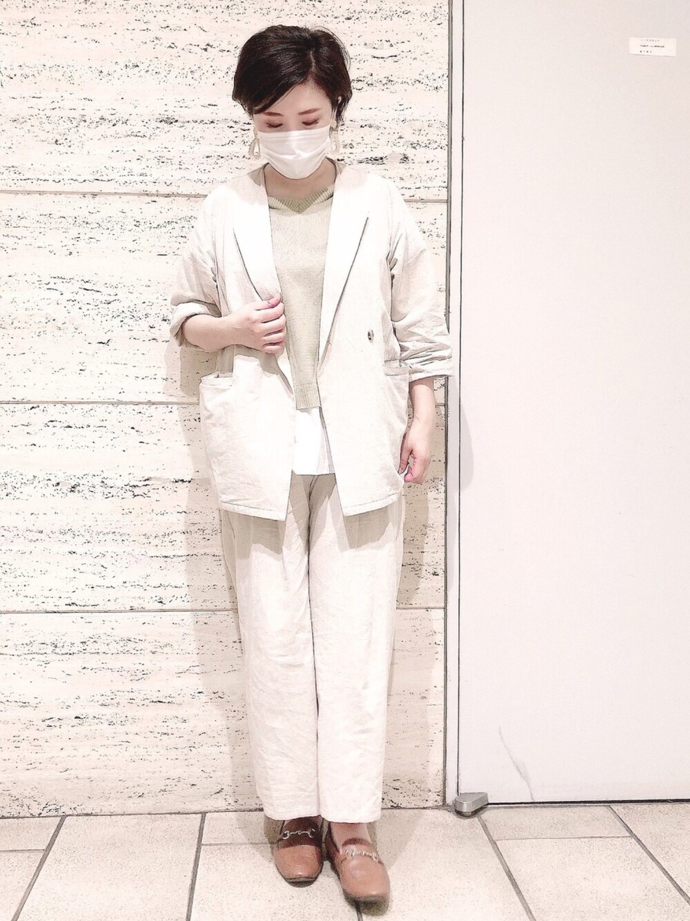 ベージュ系のその他アウター、ベージュ系のその他パンツ、グリーン系のニット/セーターを着用したレディースの夏コーディネートの1枚目の写真