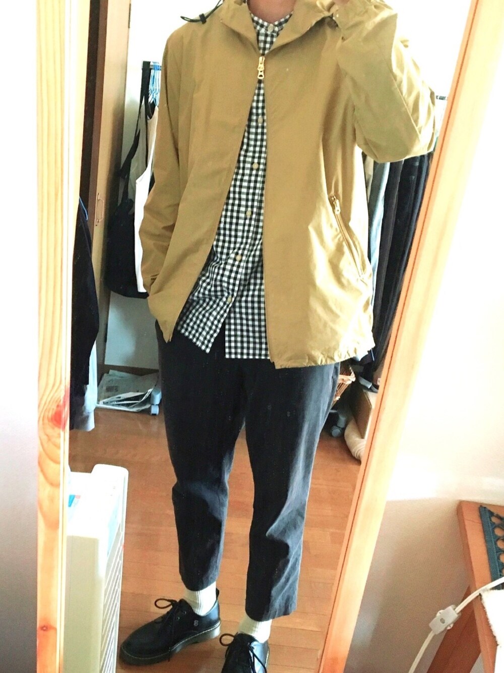 「秋服、秋、ギンガムチェック、オトナカジュアル、UNIQLO、シャツスタイル、休日スタイル、おしゃれさんと繋がりたい、マウンテンパーカー、have a good day」｜「maredのアイテム（シャツ/ブラウス、ホワイト系）」を使った、rinさん（メンズ・176cm）の秋コーディネートの1枚目の写真