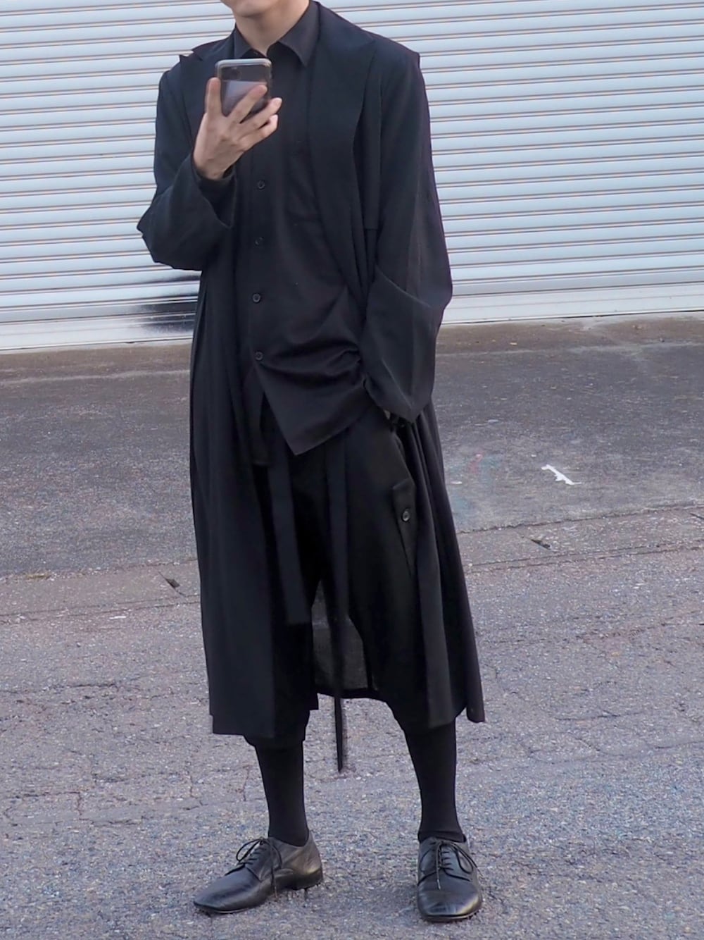 「秋コーデ、wearhalloween2020、yohji yamamoto pour homme、Y's、オールブラック、バレエシューズ、おしゃれさんと繋がりたい、ロングコート、シャツスタイル、シンプル」｜「Y'sのアイテム（チェスターコート、ブラック系）」を使った、ねるさん（メンズ・164cm）の秋コーディネートの1枚目の写真