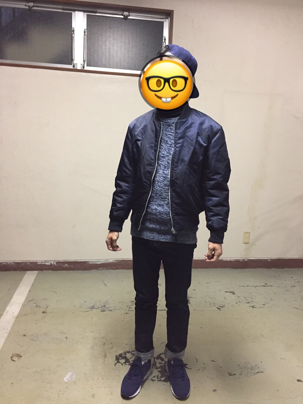 「UNIQLOのMEN ストレッチセルビッジスリムフィットジーンズ（デニムパンツ、ブルー系）」を使った、MEGANEさん（メンズ・174cm）の春コーディネートの1枚目の写真