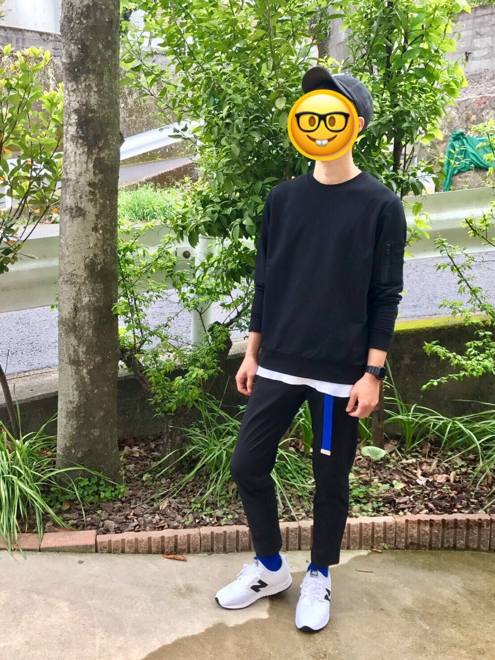 「はるコーデ、休日スタイル、キャップ」｜「SEVENDAYS=SUNDAYの袖ZIPポケット付 クルーネックプルオーバー（Tシャツ/カットソー、ブラック系）」を使った、MEGANEさん（メンズ・174cm）の春コーディネートの1枚目の写真