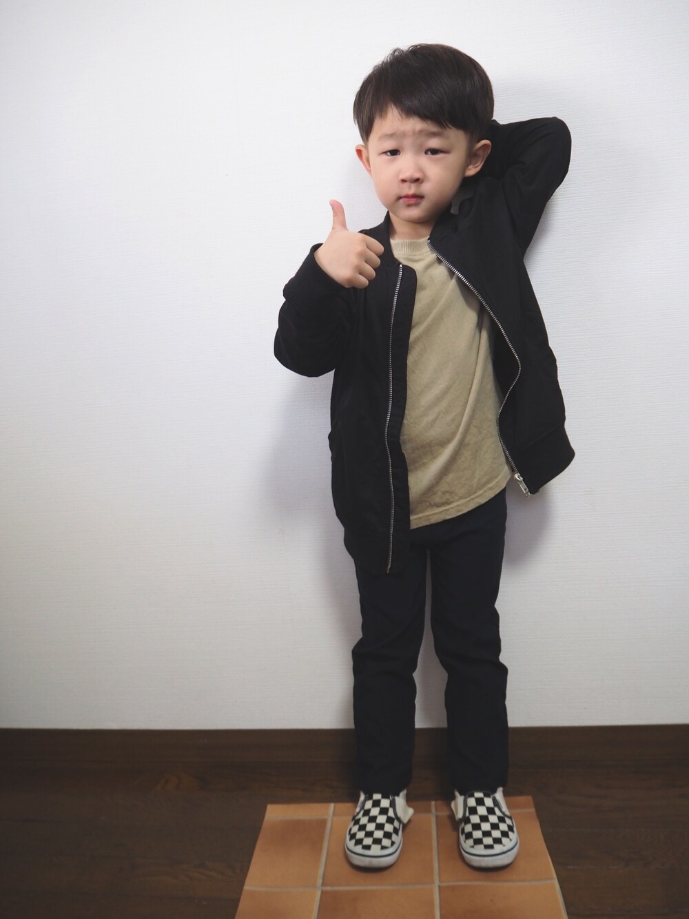 「秋コーデ、やっぱりストリートが好き、kids、おとこのこ、ootd、カジュアル、シンプル、おしゃれさんと繋がりたい」｜「devirockのライトMA-1ジャケット（ブルゾン、ブラック系）」を使った、あちゃさんさん（キッズ・100cm）の秋コーディネートの1枚目の写真
