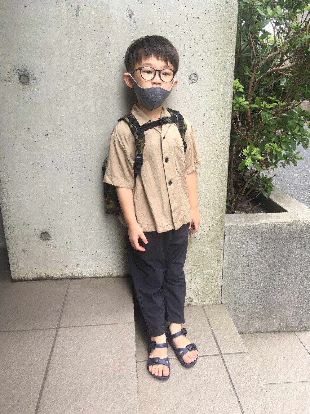 「カジュアルコーデ、開襟シャツ、キッズコーデ、休日スタイル、男の子、リラックススタイル、シンプルコーデ、メガネ男子」｜「GUのアイテム（シャツ/ブラウス、ベージュ系）」を使った、あちゃさんさん（キッズ・110cm）の夏コーディネートの1枚目の写真