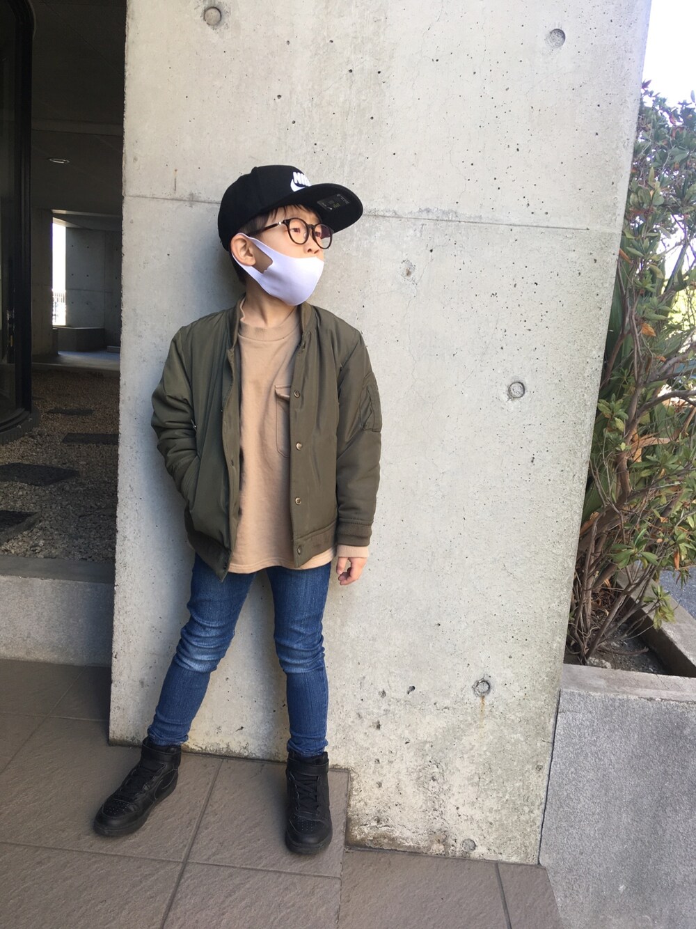 「休日スタイル、シンプルコーデ、男の子コーデ、NIKE、めがね、メガネ男子、カジュアル」｜「NIKEの【ZOZO限定】NIKE/ナイキ YTH フューチュラ プロ キャップ（キャップ、ブラック系）」を使った、あちゃさんさん（キッズ・110cm）の冬コーディネートの1枚目の写真