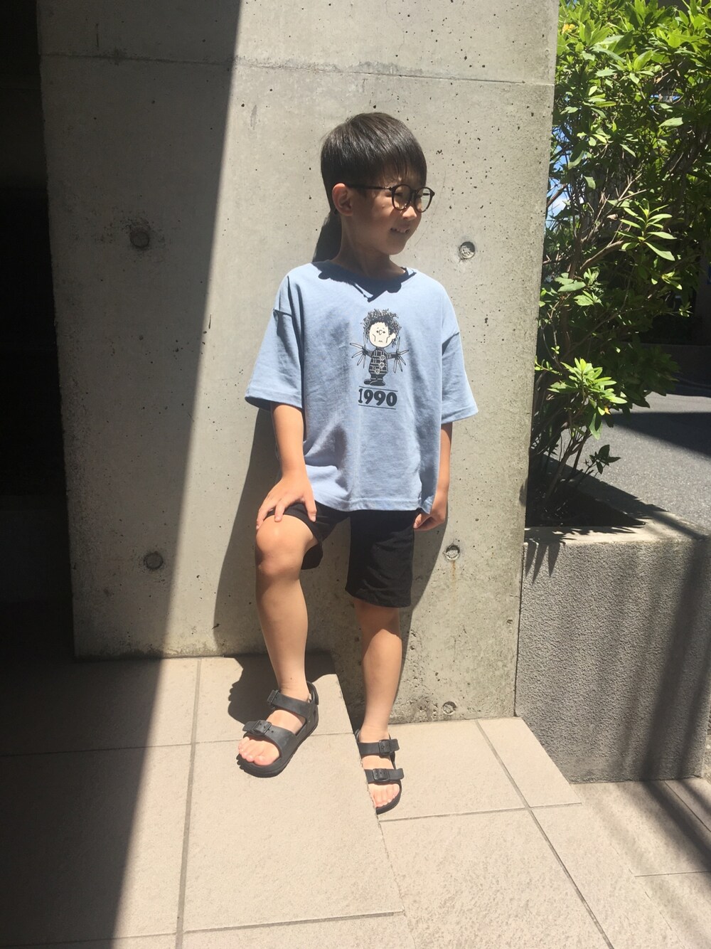 「休日スタイル、キッズファッション、おとこのこ、男の子コーデ、おしゃれさんと繋がりたい、メガネ男子、メガネ」｜「FREAK'S STOREの【WEB限定】CHANGPONG×FREAK'S STORE/チャンポン×フリークスストア KIDS 別注 1990 プリントTシャツ（Tシャツ/カットソー、ブルー系）」を使った、あちゃさんさん（キッズ・110cm）の夏コーディネートの1枚目の写真