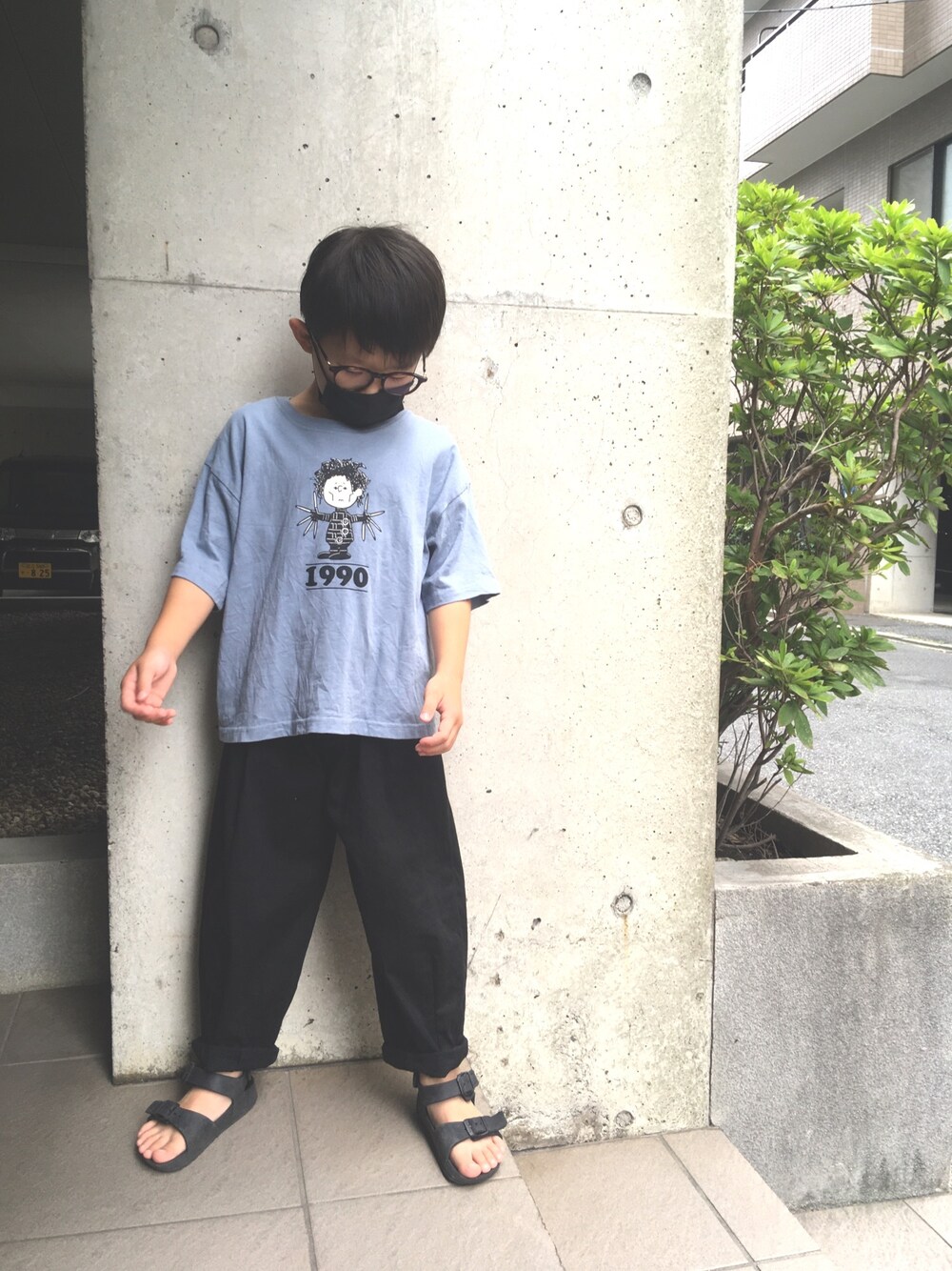 「シンプル、ゆるコーデ、シンプルコーデ、ストリート、男の子コーデ、スポーツサンダル、kids」｜「FREAK'S STOREの【WEB限定】CHANGPONG×FREAK'S STORE/チャンポン×フリークスストア KIDS 別注 1990 プリントTシャツ（Tシャツ/カットソー、ブルー系）」を使った、あちゃさんさん（キッズ・120cm）の夏コーディネートの1枚目の写真