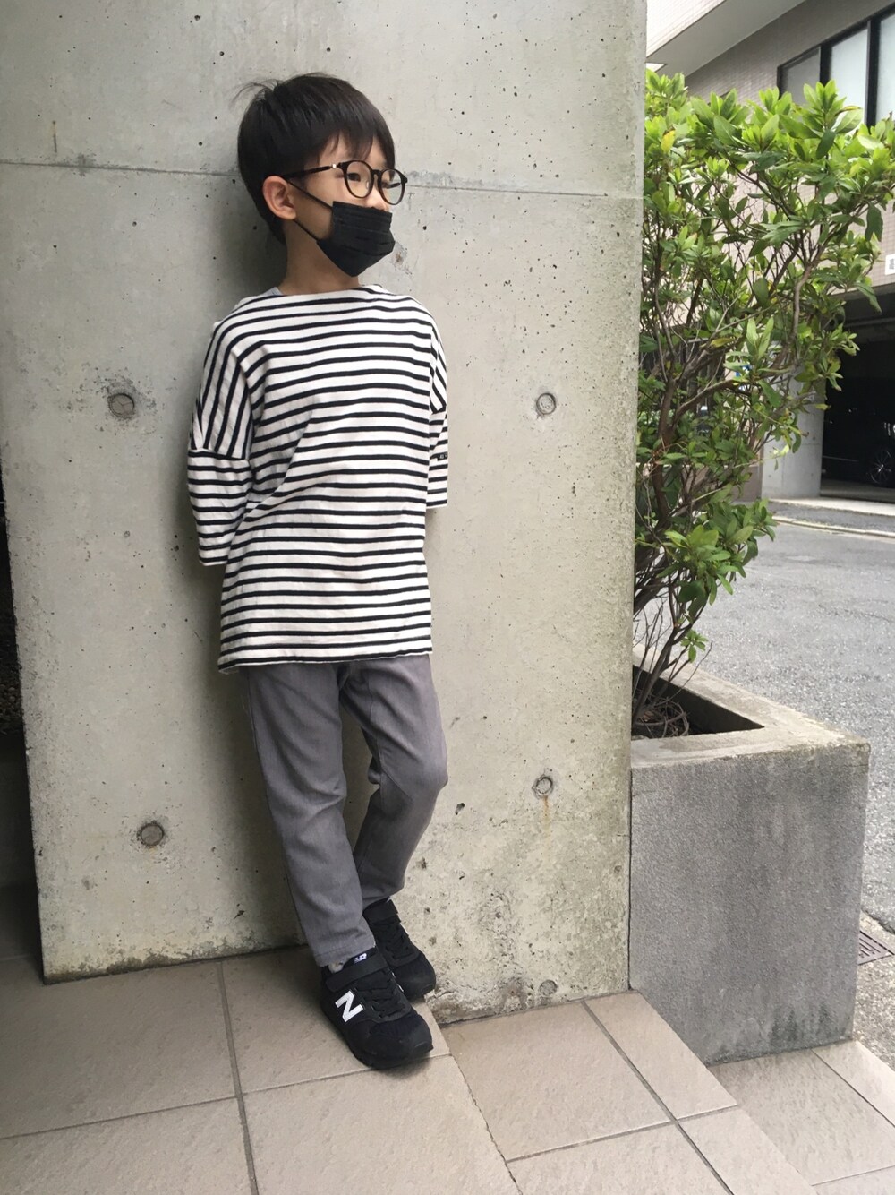 「カジュアルコーデ、男の子コーデ、休日スタイル、キッズコーデ、ボーダー、スニーカー、シンプル」｜「F.O.UのドロップショルダーボーダーＴシャツ（Tシャツ/カットソー、ブラック系）」を使った、あちゃさんさん（キッズ・120cm）の夏コーディネートの1枚目の写真