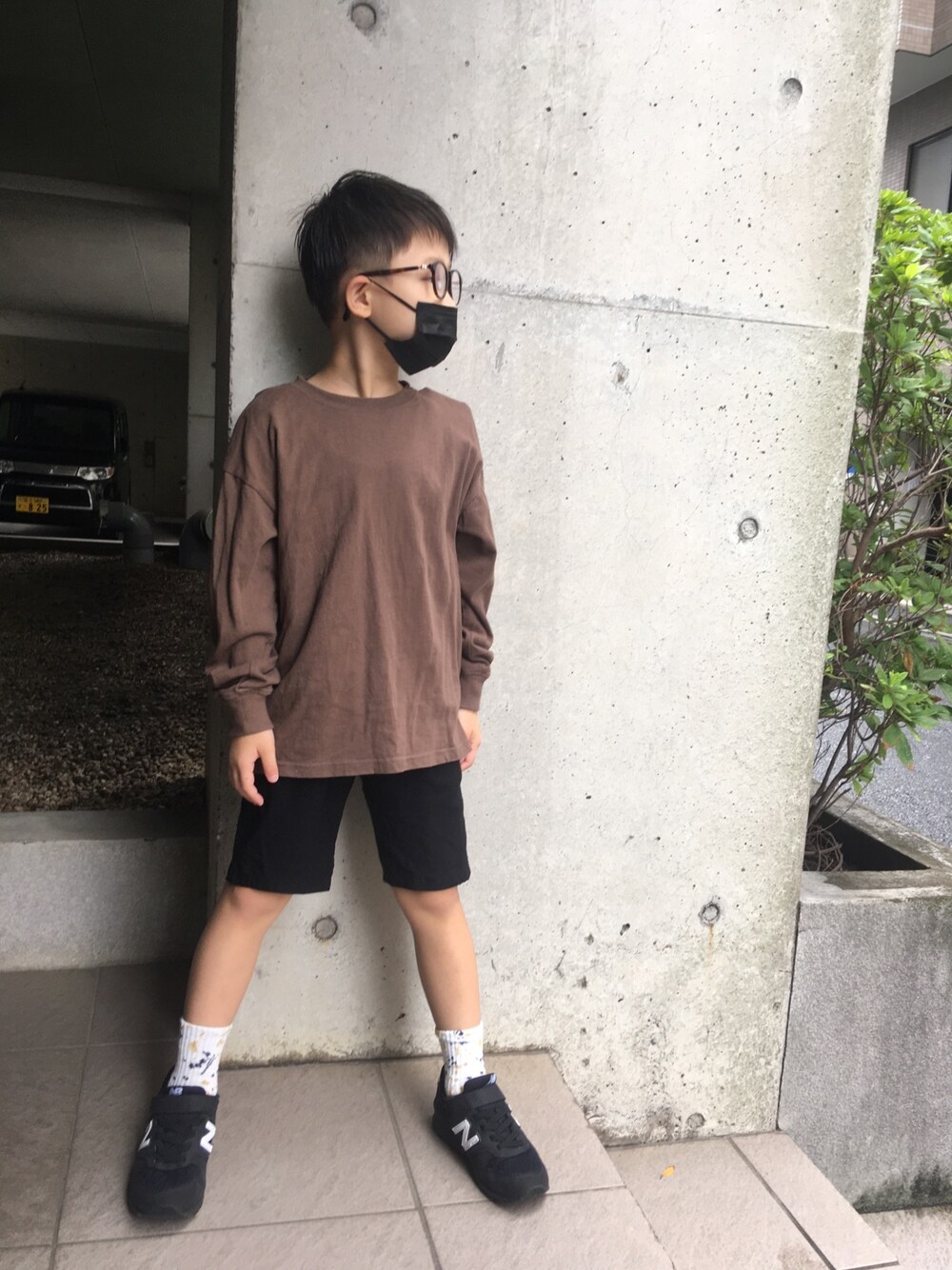「ストリート、シンプルコーデ、キッズファッション、休日スタイル、スニーカー、男の子、メガネ男子、めがね」｜「devirockのBIGシルエット袖リブ長袖Tシャツ（Tシャツ/カットソー、ブラウン系）」を使った、あちゃさんさん（キッズ・120cm）の秋コーディネートの1枚目の写真