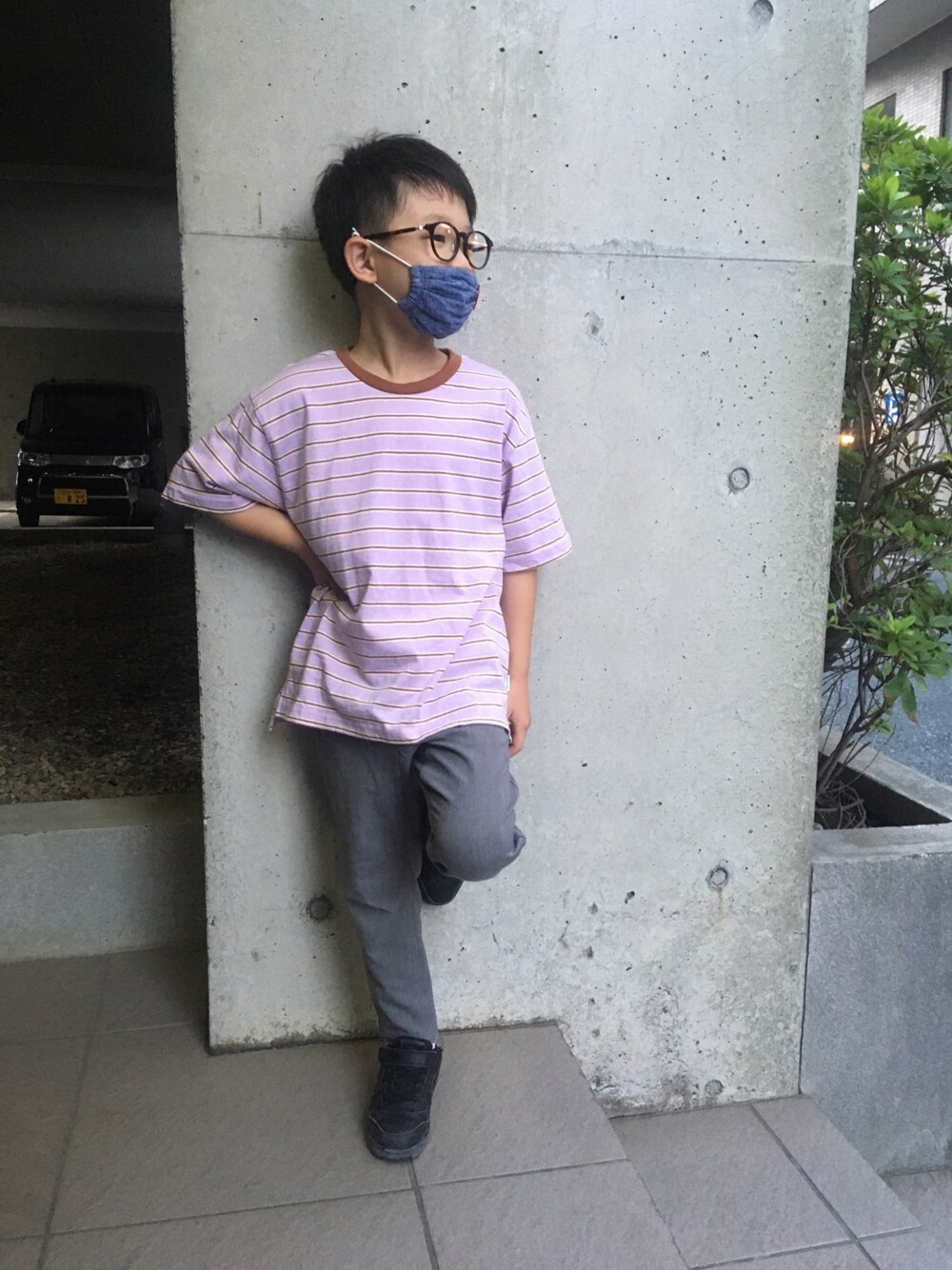 「ボーダー、カジュアルコーデ、男の子コーデ、めがね、メガネ男子、kids」｜「green label relaxingの◆コットンボーダーリンガーTシャツ（Tシャツ/カットソー、パープル系）」を使った、あちゃさんさん（キッズ・120cm）の秋コーディネートの1枚目の写真