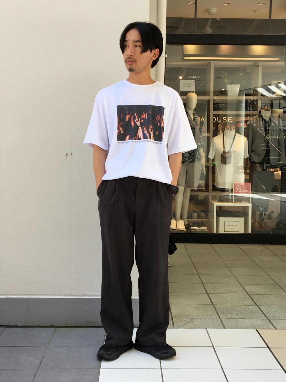 「夏だ！Tシャツ着よう！、タックイン、白Tシャツ、プリントT、カジュアル、モノトーンコーデ、ジャズドリーム長島、abahouse、MYSELF ABAHOUSE」｜「ABAHOUSE GRAYの【MYSELF ABAHOUSE】ロックフォト 半袖Tシャツ（Tシャツ/カットソー、ホワイト系）」を使った、nabeさん（メンズ・172cm）の夏コーディネートの1枚目の写真