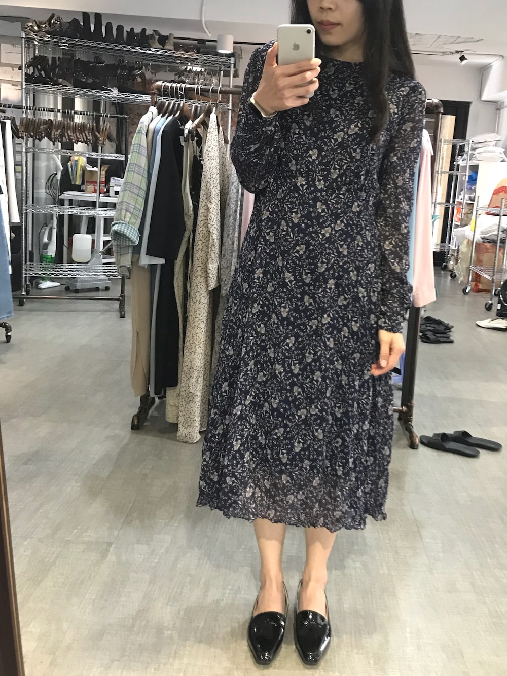 ブルー系のワンピースを着用したレディースの春コーディネートの1枚目の写真