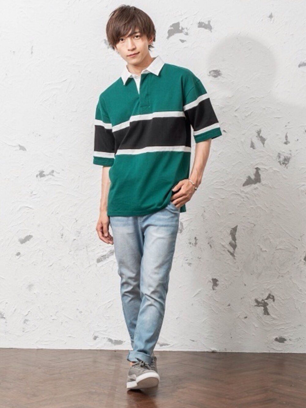 ホワイト系のシャツ/ブラウス、ブルー系のデニムパンツを着用したメンズの夏コーディネートの1枚目の写真