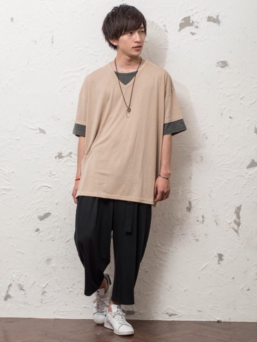 ベージュ系のTシャツ/カットソー、ブラック系のその他パンツを着用したメンズの夏コーディネートの1枚目の写真