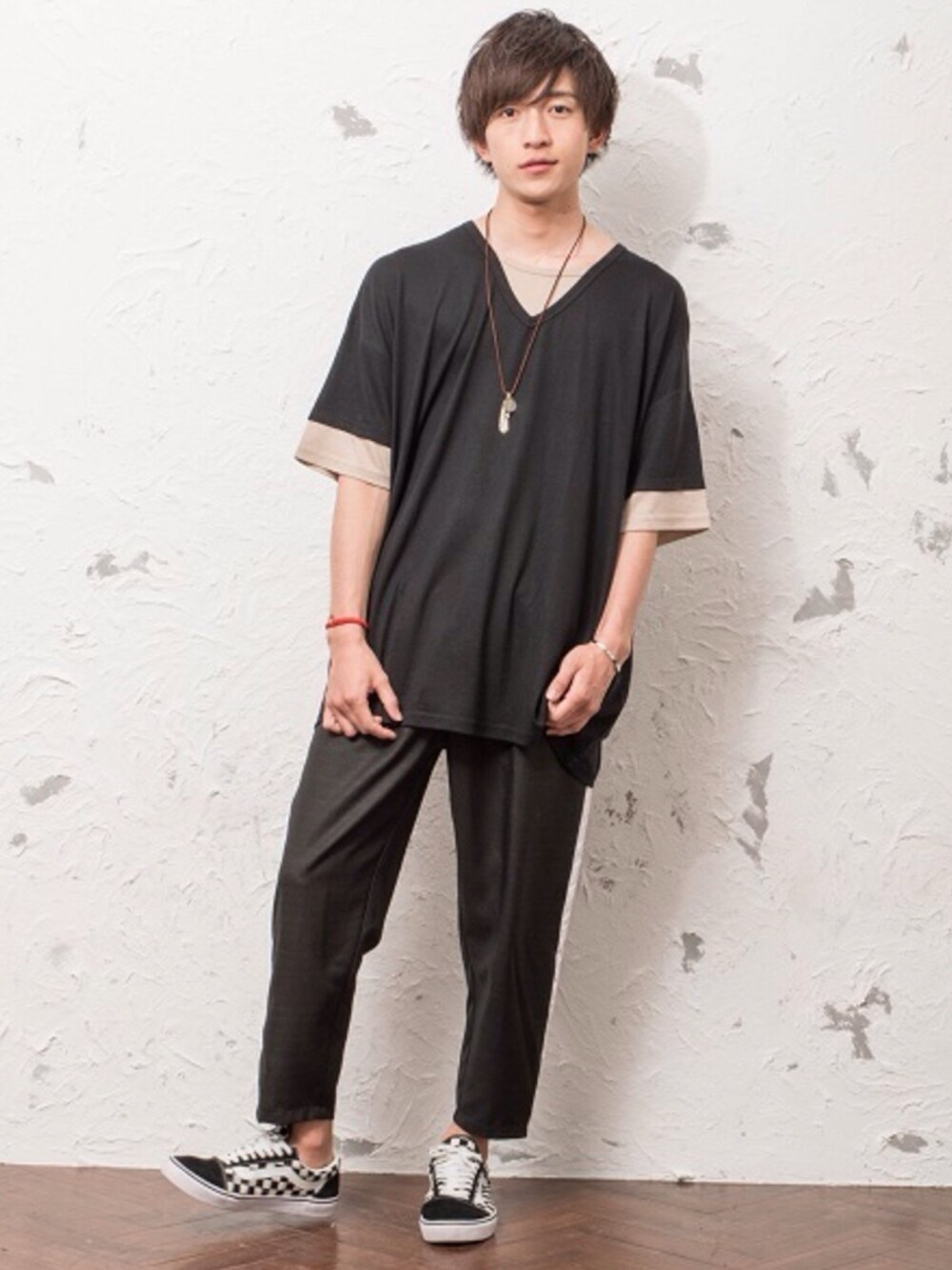 ベージュ系のTシャツ/カットソー、ブラック系のその他パンツを着用したメンズの夏コーディネートの1枚目の写真