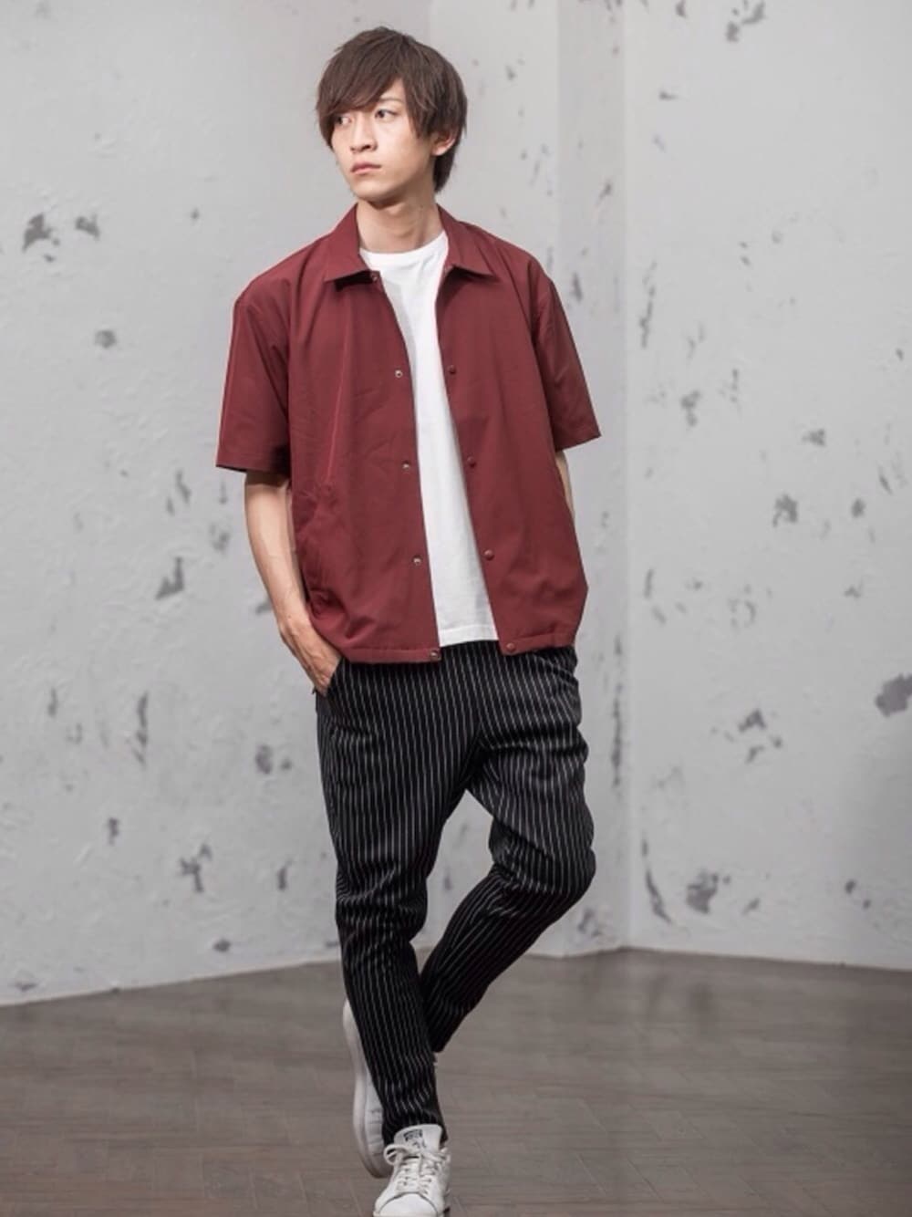 レッド系のシャツ/ブラウス、ブラック系のTシャツ/カットソー、グレー系のスウェットパンツを着用したメンズの夏コーディネートの1枚目の写真