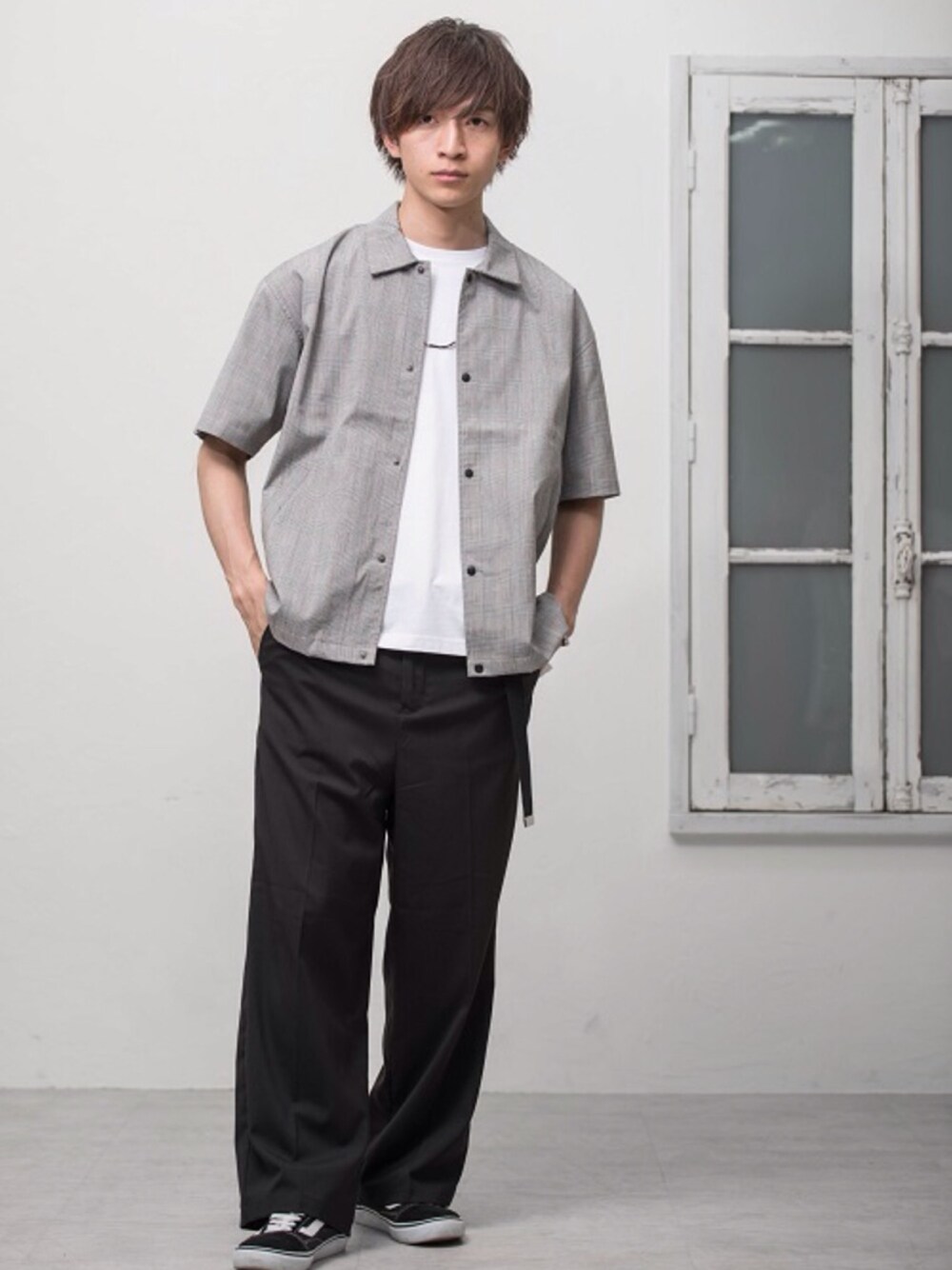 レッド系のシャツ/ブラウス、ブラック系のTシャツ/カットソー、ブラック系のその他パンツを着用したメンズの夏コーディネートの1枚目の写真