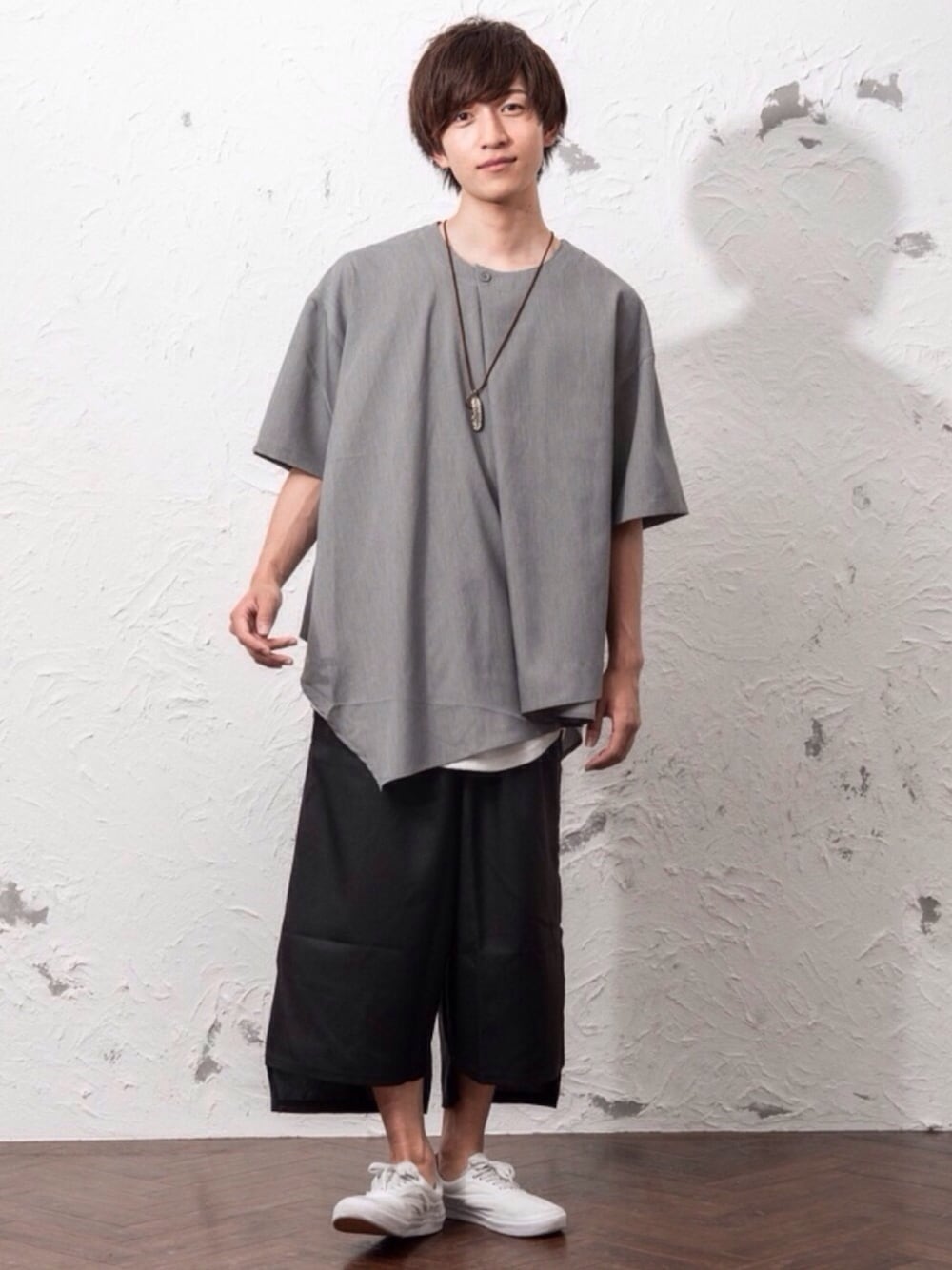 ピンク系のシャツ/ブラウス、ホワイト系のタンクトップ、ブラック系のその他パンツを着用したメンズの夏コーディネートの1枚目の写真