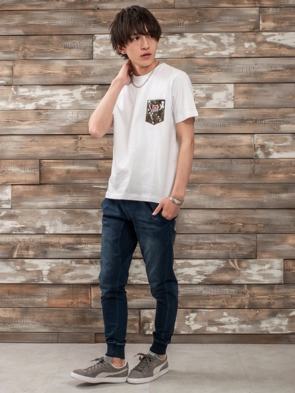 グリーン系のTシャツ/カットソーを着用したメンズの夏コーディネートの1枚目の写真