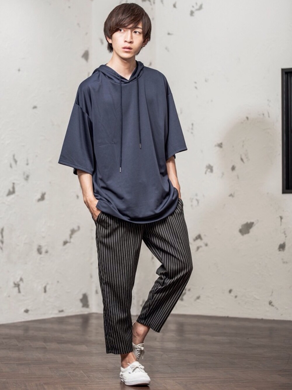 レッド系のパーカー、ブラック系のその他パンツ、その他のその他パンツを着用したメンズの夏コーディネートの1枚目の写真