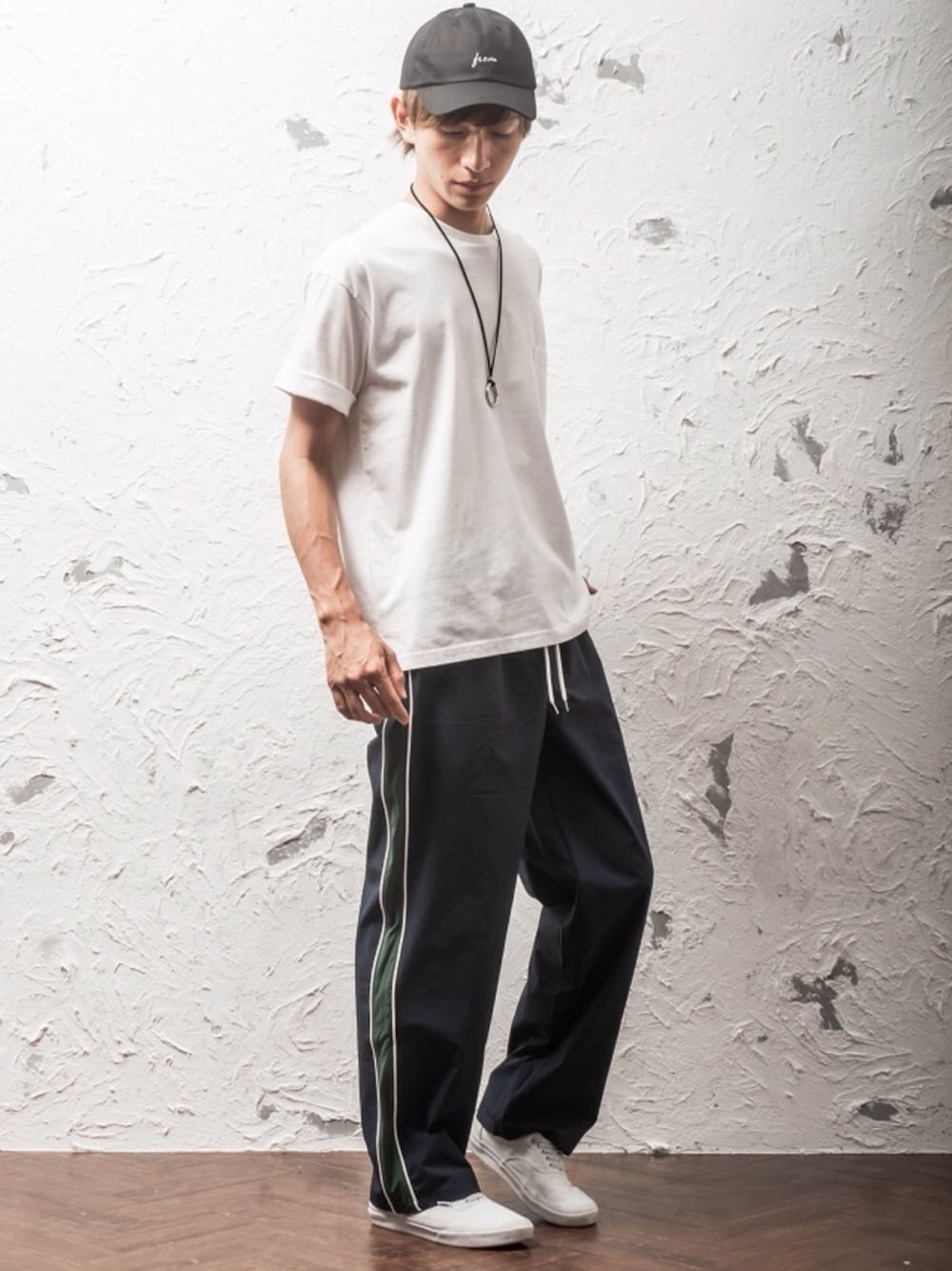 ブラック系のTシャツ/カットソー、ベージュ系のその他パンツ、シルバー系のネックレスを着用したメンズの夏コーディネートの1枚目の写真