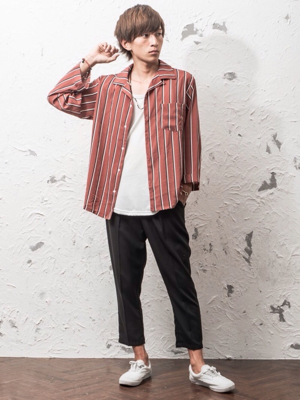 ブラック系のシャツ/ブラウス、ブラック系のタンクトップ、ブルー系のスラックスを着用したメンズの夏コーディネートの1枚目の写真