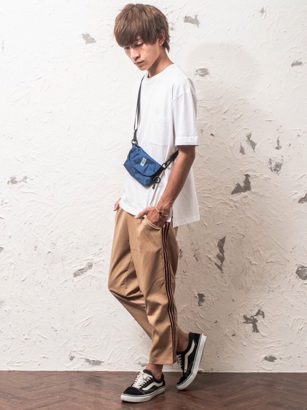 ブラック系のTシャツ/カットソー、ベージュ系のその他パンツ、ブルー系のボディバッグ/ウエストポーチを着用したメンズの夏コーディネートの1枚目の写真