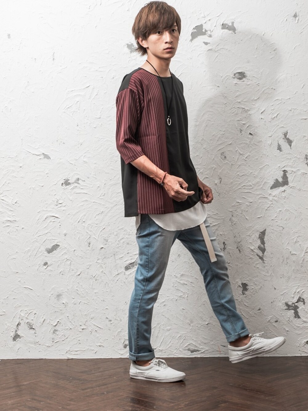 グレー系のシャツ/ブラウス、ブルー系のデニムパンツ、シルバー系のネックレスを着用したメンズの夏コーディネートの1枚目の写真