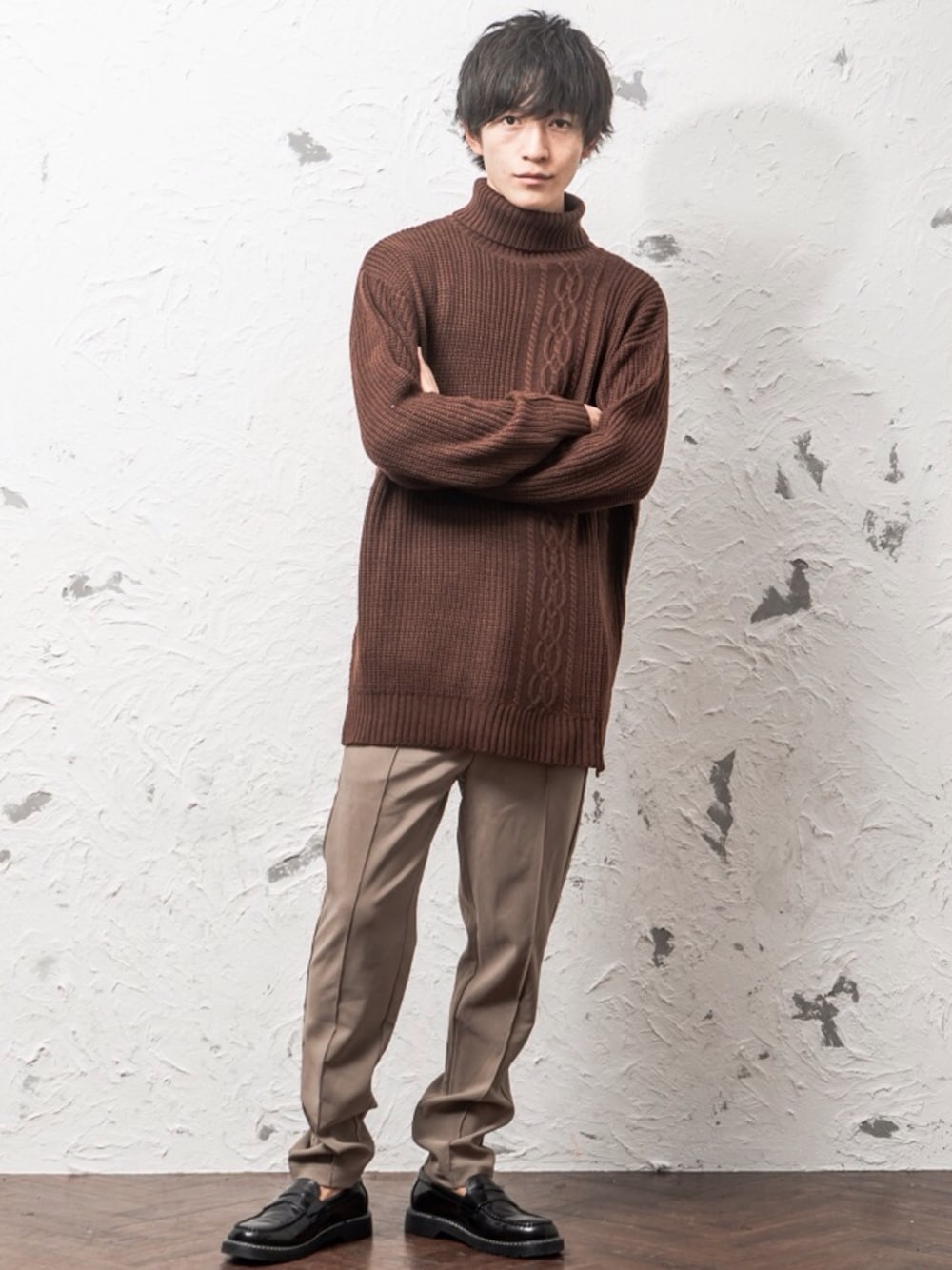 ベージュ系のニット/セーター、ブラック系のローファーを着用したメンズの秋コーディネートの1枚目の写真