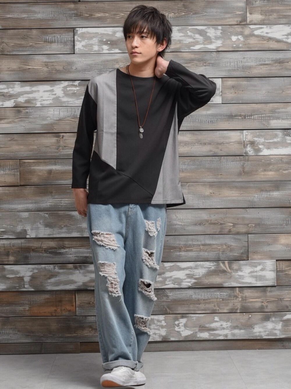 ブラック系のシャツ/ブラウス、ブルー系のデニムパンツを着用したメンズの秋コーディネートの1枚目の写真