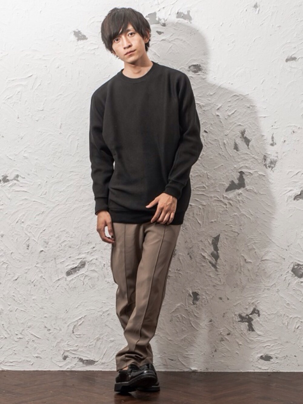 レッド系のニット/セーター、ブラウン系のその他パンツ、ブラック系のローファーを着用したメンズの秋コーディネートの1枚目の写真