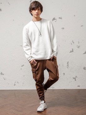 カーゴパンツを使った ホワイトニット の人気ファッションコーディネート Wear