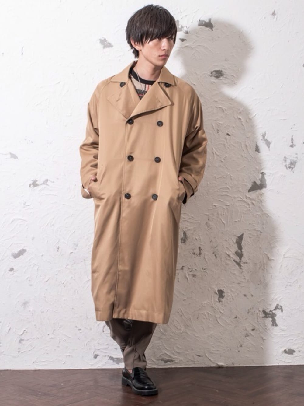 ブラック系のダウンジャケット/コート、ベージュ系のニット/セーター、ブラウン系のその他パンツを着用したメンズの秋コーディネートの1枚目の写真