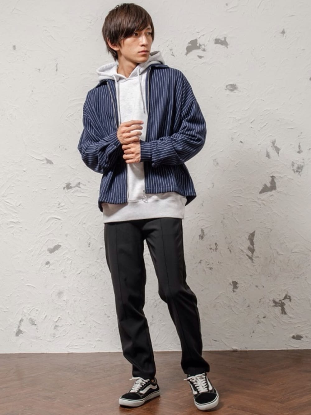 レッド系のブルゾン、ブラウン系のその他パンツを着用したメンズの秋コーディネートの1枚目の写真